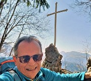 19 Alla croce in memoria del partigiano Peter sul sentiero della Cornabusa 